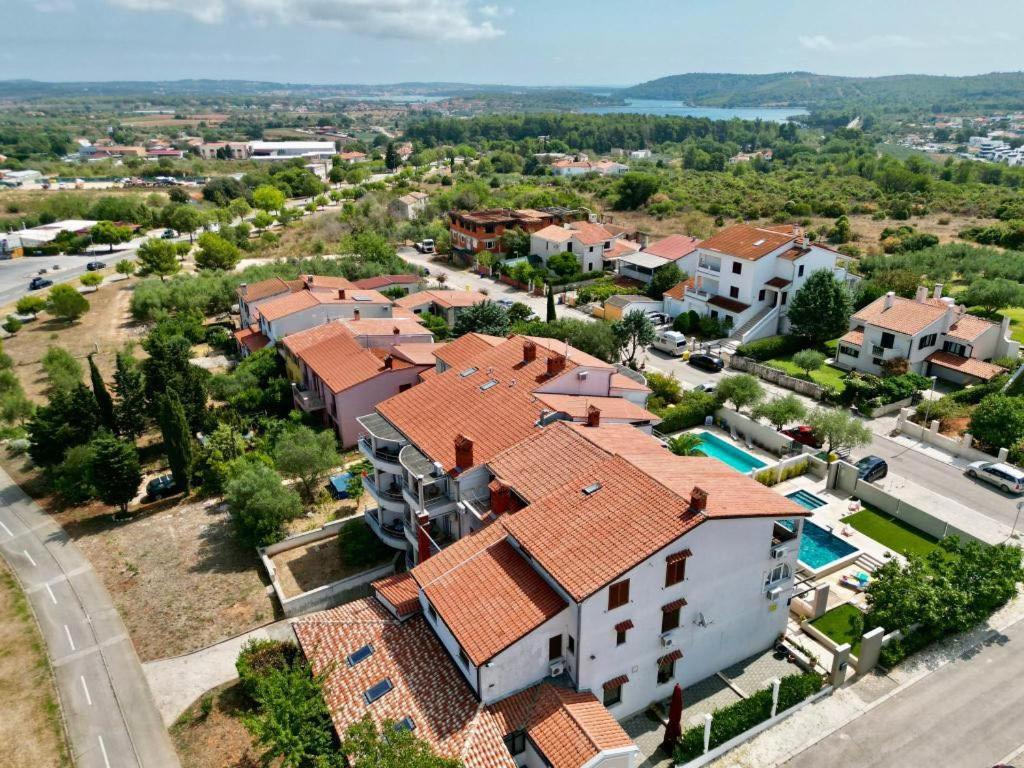 Linc Rooms & Apartments Banjole Exterior photo
