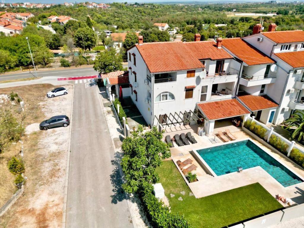 Linc Rooms & Apartments Banjole Exterior photo